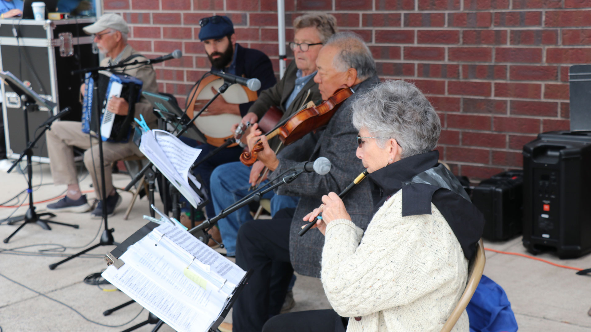 Failte performing at a Bay College Lunchtime Live! In 2025.